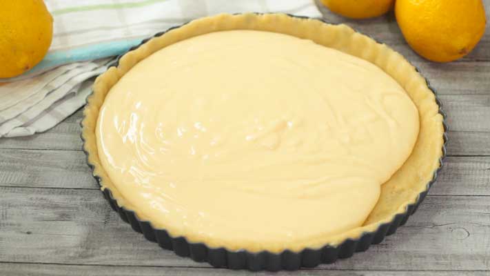 Lemon-Pie_pouring-the-filling-in-the-base