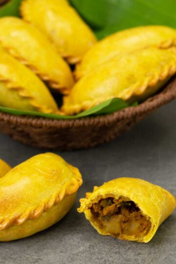 Baked Chicken Curry Puff - El Mundo Eats