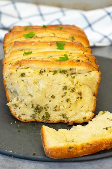 Garlic Cheese Herb Pull Apart Bread | El Mundo Eats