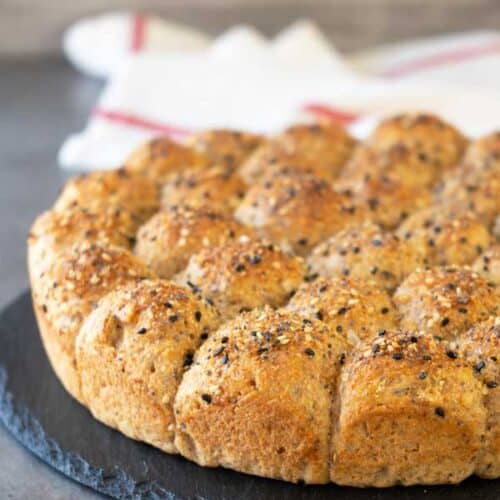 Everything Bagel Whole Wheat Pull Apart Bread - El Mundo Eats