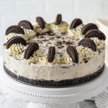 No-bake Oreo cheesecake on a cake stand.