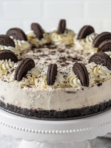 No-bake Oreo cheesecake on a cake stand.