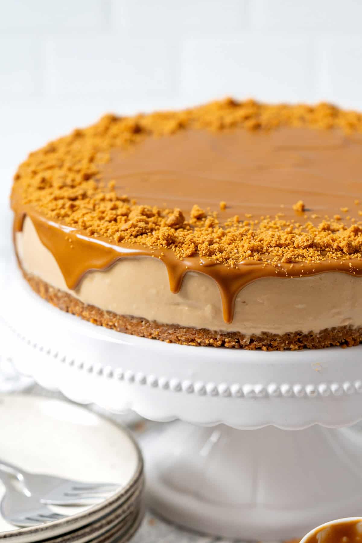 No-bake Biscoff cheesecake on a cake stand.