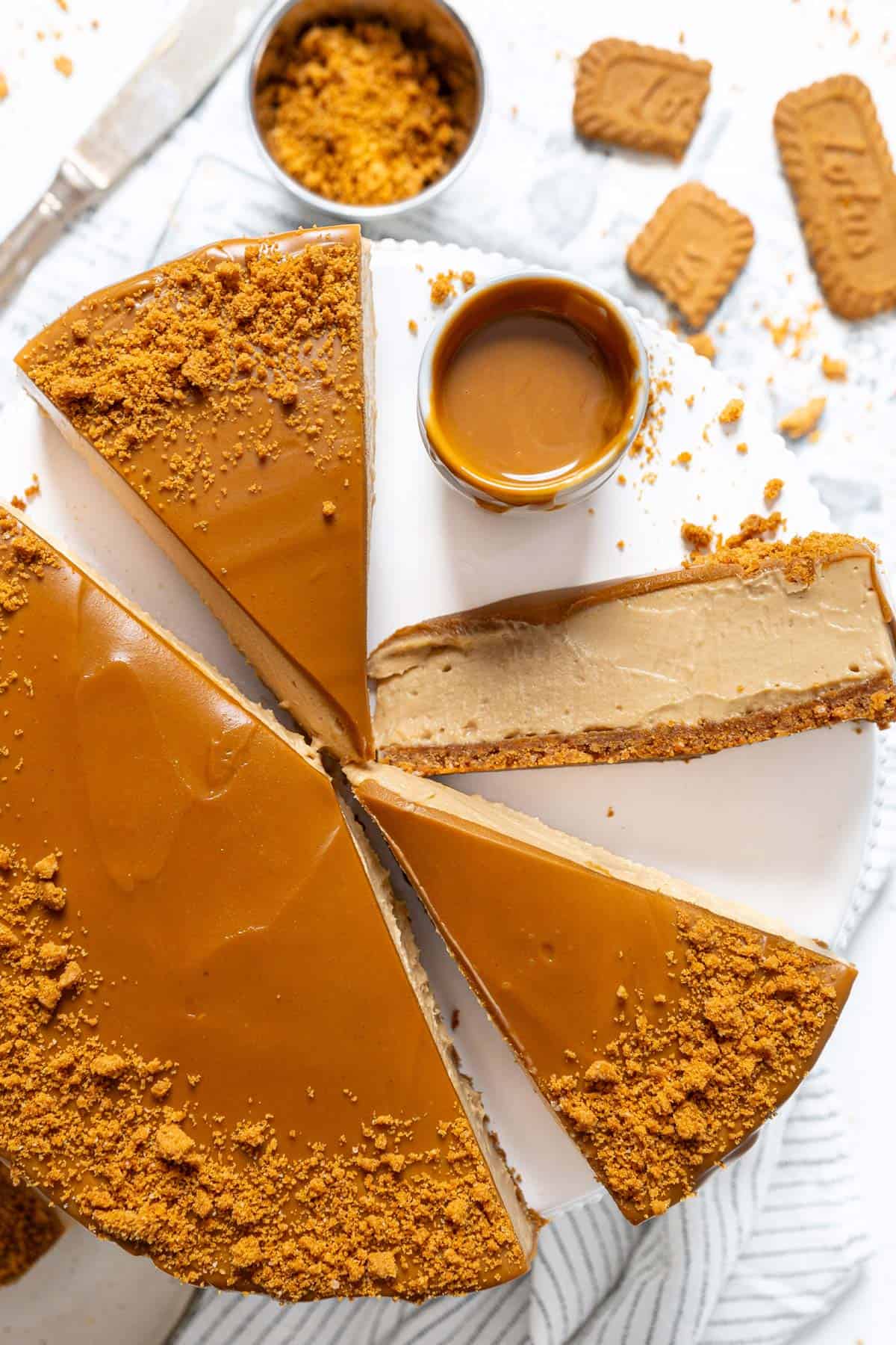 Slices of Speculoos cheesecake on a cake stand.